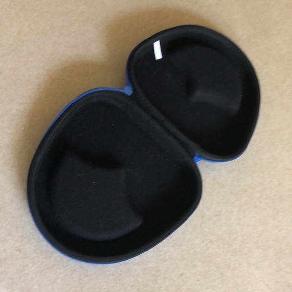 Hard Shell Headphone Travel Carrying Case - Picture 9 of 16